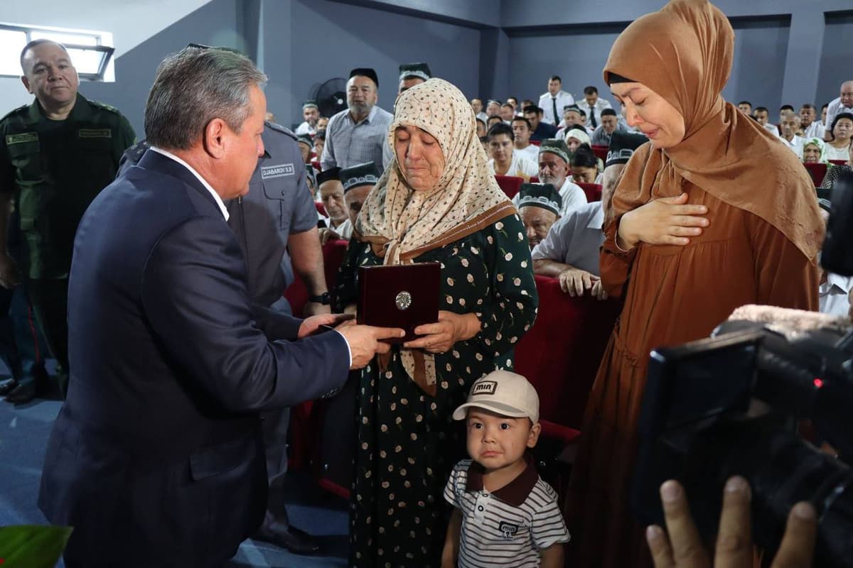 Andijonda xizmat vaqtida pichoqlanib vafot etgan profilaktika inspektori «Jasorat» medali bilan taqdirlandi