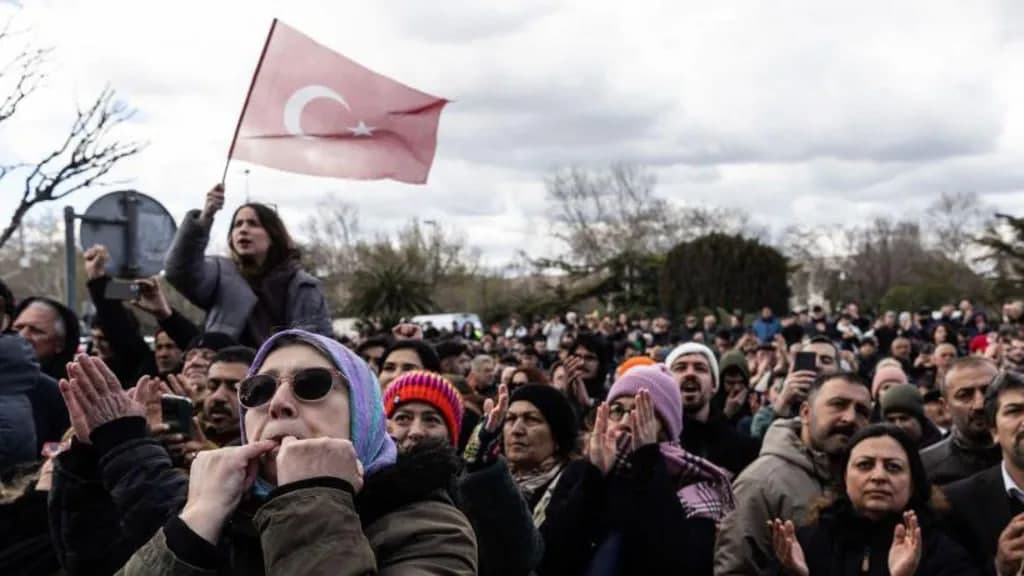Туркиядаги ўзбекистонликлар провокацион постлар ва митинглардан узоқроқ бўлишга чақирилди