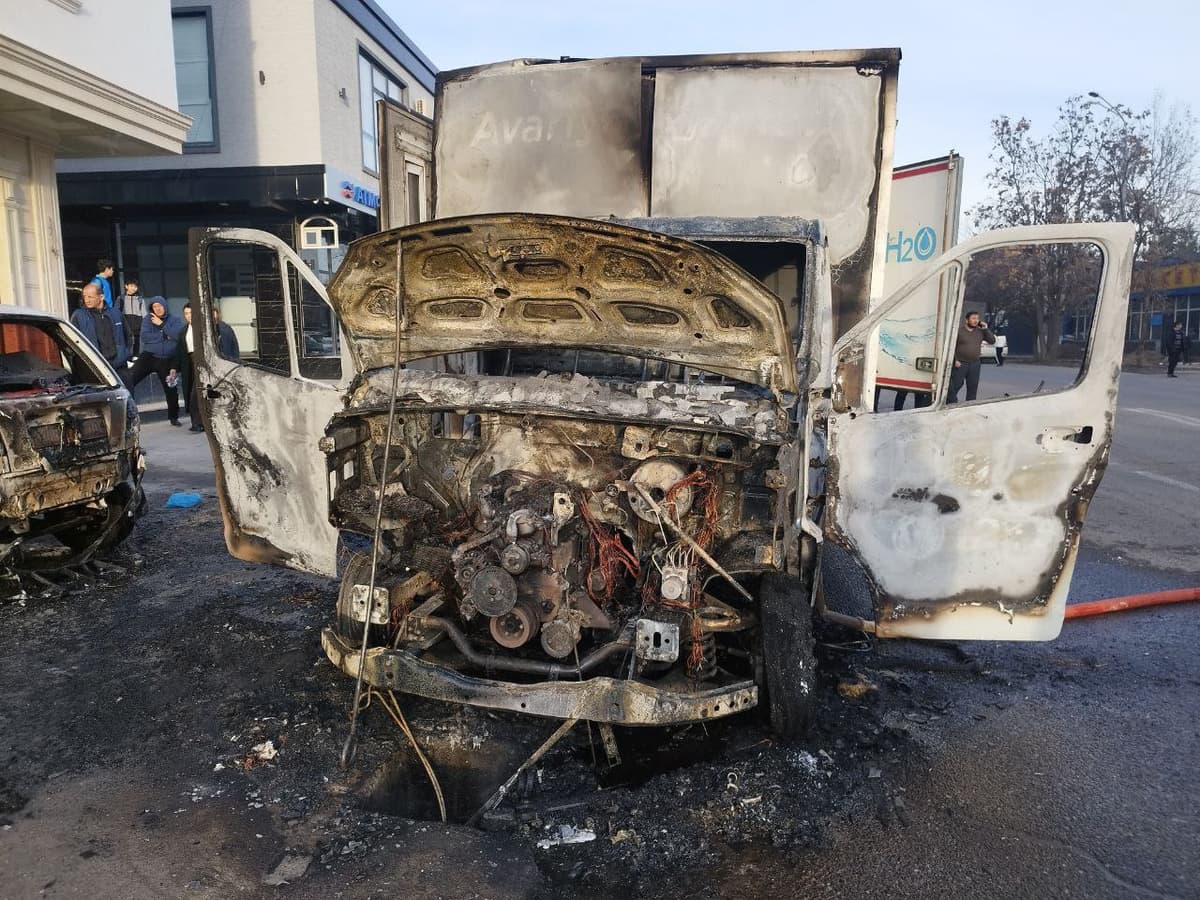 Olmazor tumanida “Gazel” avtomobili yonib ketdi