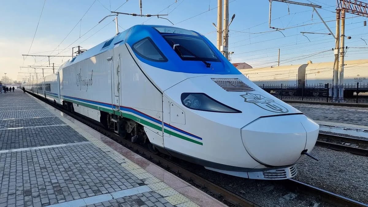 Samarqandga ketayotgan “Afrosiyob” poyezdi texnik nosozlik sababli Chinozda to‘xtab qoldi