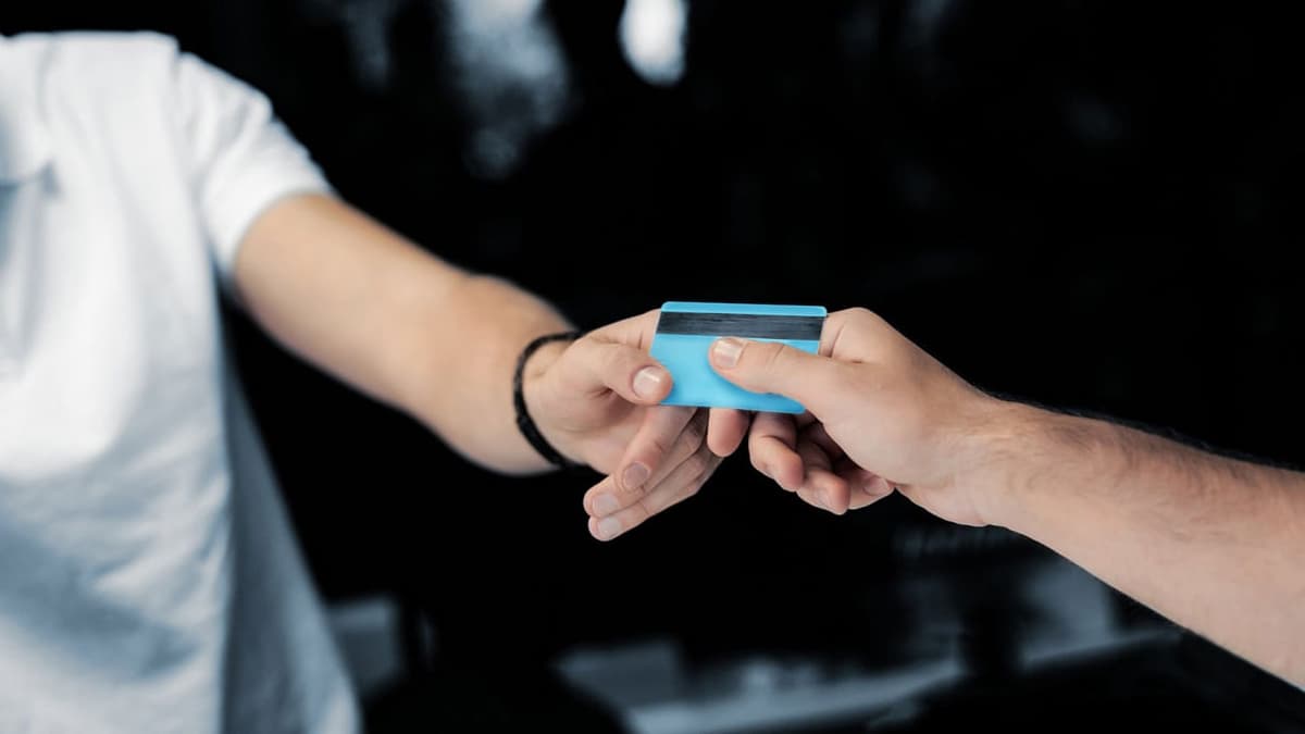Voyaga yetmagan shaxslar bank kartalarini ochishi bo‘yicha talablar ishlab chiqiladi