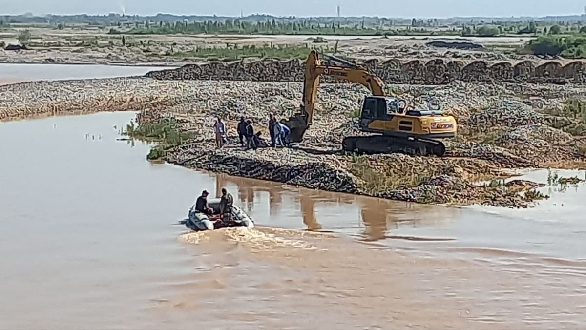 Norin daryosidagi orolchada qolib ketgan quruvchilar qutqarildi