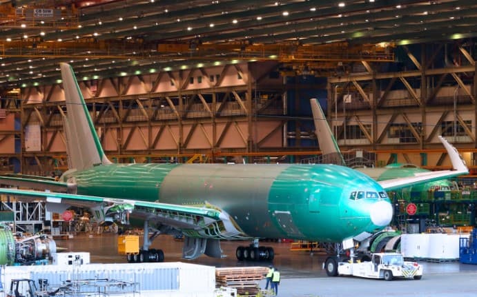 Boeing дунёдаги энг катта ва қудратли икки двигателли юк самолётини тақдим этди