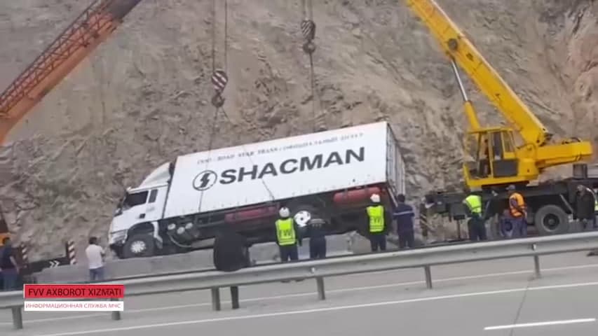 Қамчиқ довонида юк машинаси хандаққа тушиб кетди