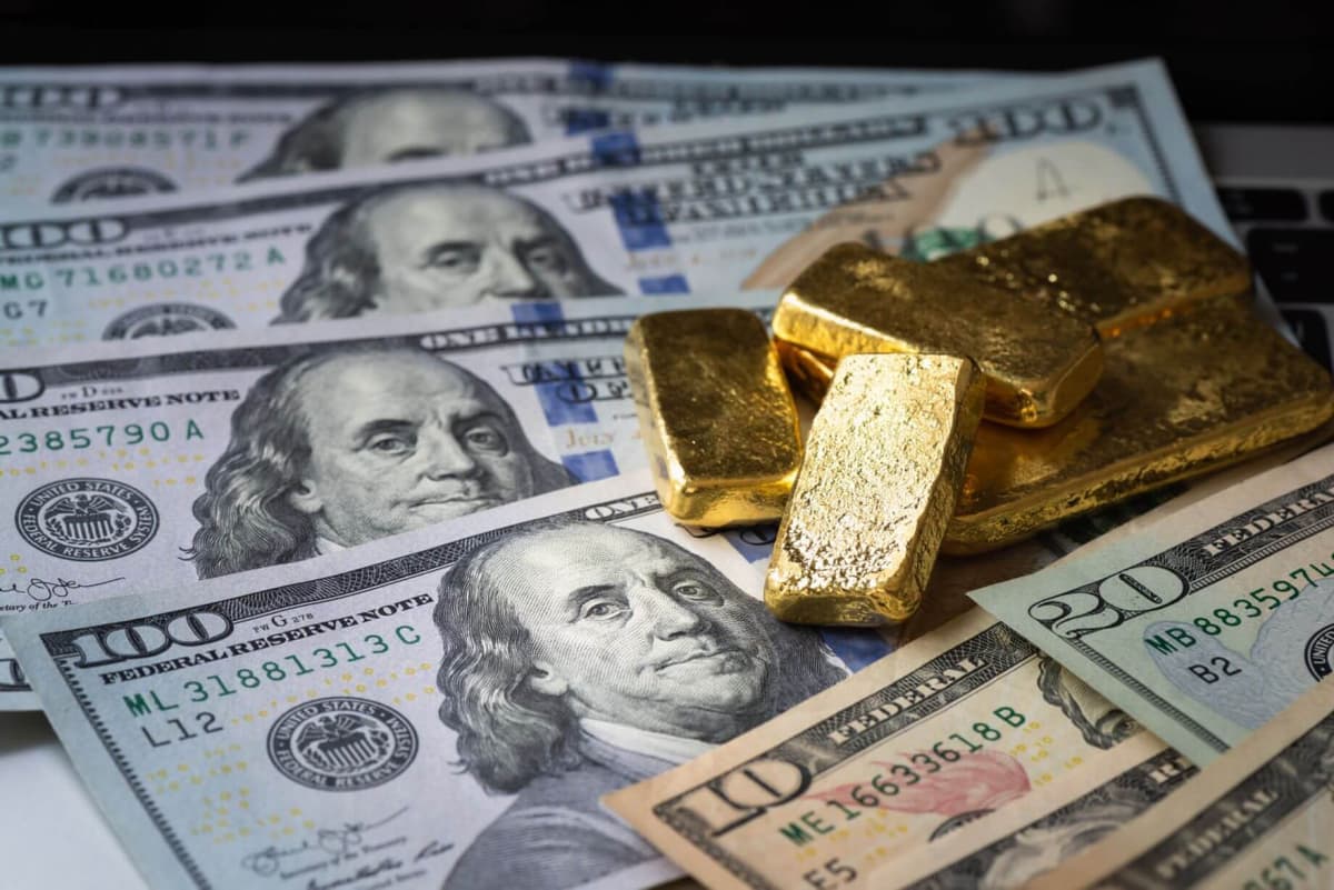 Oltin narxi tarixiy maksimumga yetdi, dollar pasaydi