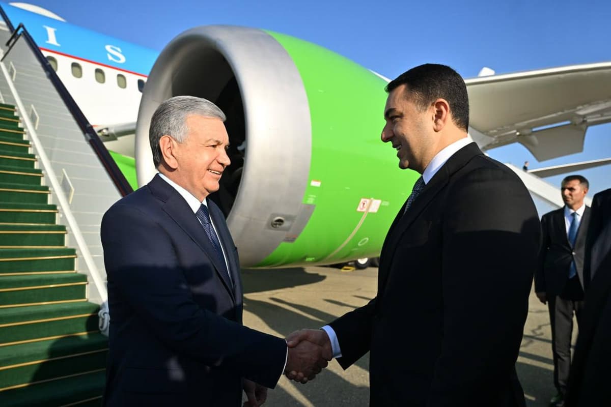 President Mirziyoyev arrives in Azerbaijan on a working visit