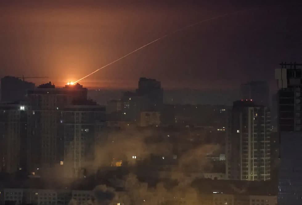 Ukraina bo‘ylab yangi zarbalar: Kiyevda yana 6 mingta ko‘p qavatli uy issiqliksiz qoldi