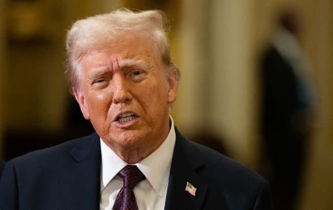Трамп Эронда режим ўзгариши мумкинлигини истисно этмади