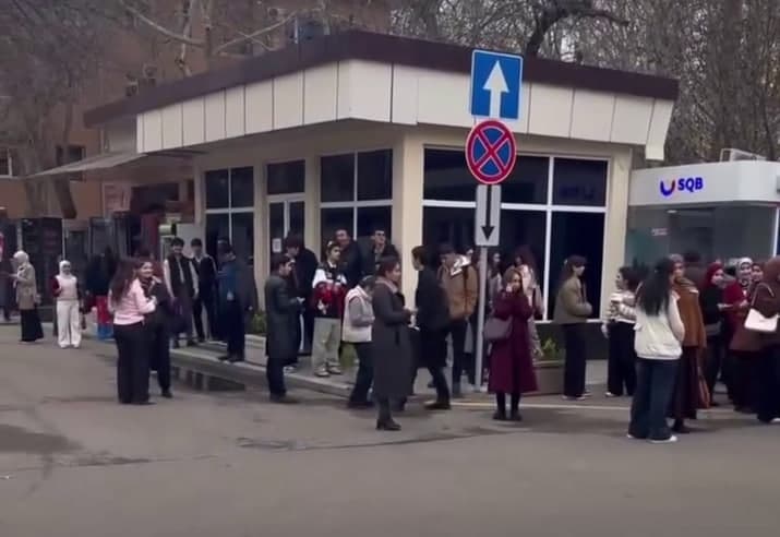 «Мой внешний вид не определяет моих знаний» — в УЖиМК студентов без галстуков не пустили на занятия