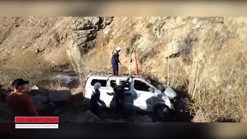 На перевале Камчик в кювет слетела машина, водителя удалось спасти