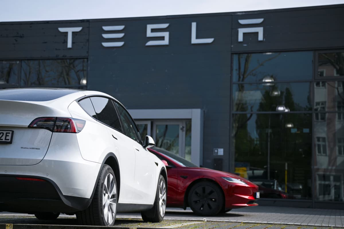 Европада Tesla сотувлари 40 фоизга тушиб, BYD 225 фоизга ўсди