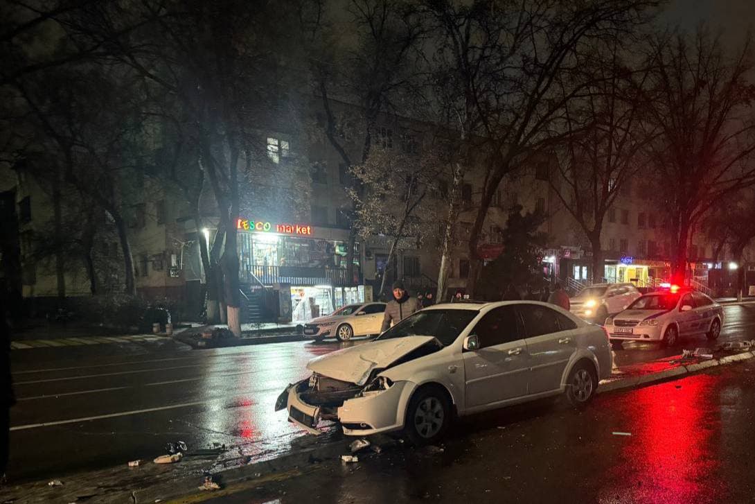 Toshkentda Lacetti yo‘l o‘rtasidagi ustunga borib urildi