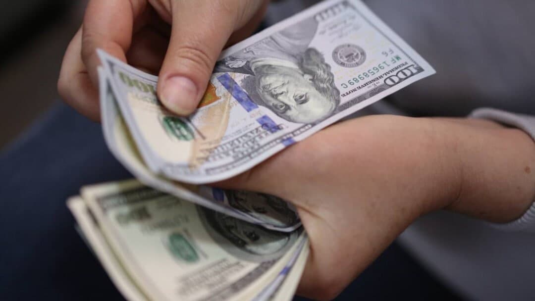 Банкдан 500 долларгача нақд валютани паспортсиз олишга рухсат берилади