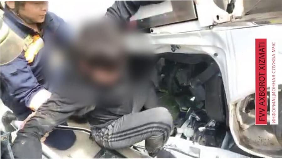 Қорақалпоғистонда ЙТҲ натижасида автомобил салонида қисилиб қолган ҳайдовчи қутқарилди