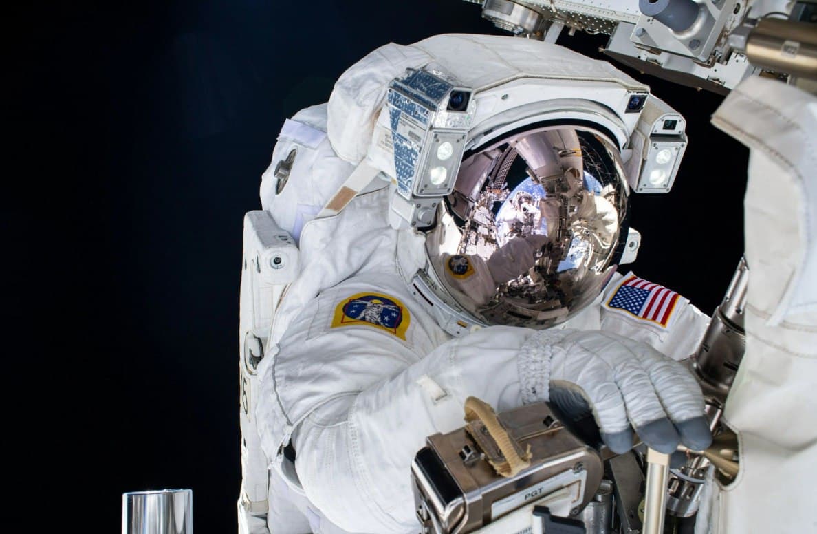 Amerikalik astronavtlar XKS bortidan ochiq kosmosga chiqdi