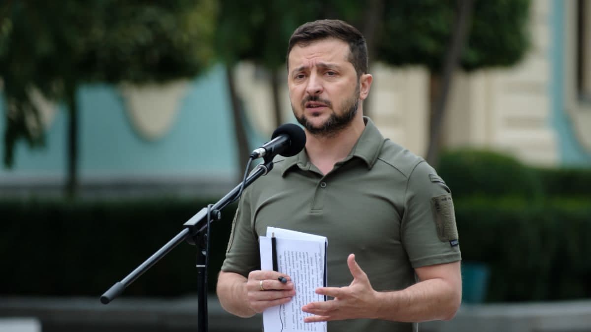 Zelenskiy parlamentga harbiy holat va umumiy safarbarlikni yana uch oyga uzaytirish to‘g‘risidagi qonun loyihalarini kiritdi