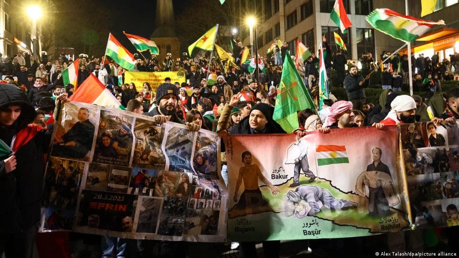 Germaniyada minglab kishi kurdlarni qo‘llab-quvvatlash aksiyalariga chiqdi
