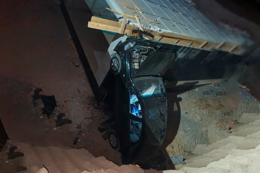 Янгийўлда Lacetti қурилаётган ерости пиёдалар ўтиш жойидаги чуқурга тушиб кетди