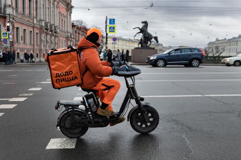 В Петербурге мигрантам запретили работать курьерами