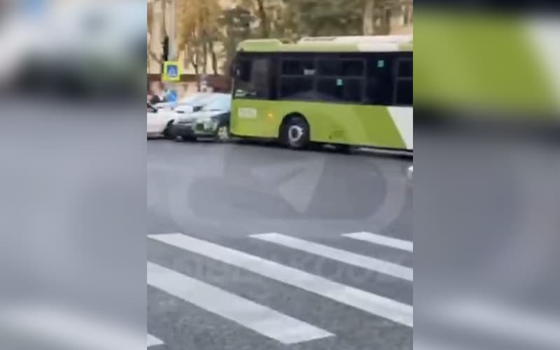 Shota Rustaveli ko‘chasida avtobus va ikkita mashina o‘zaro to‘qnashdi