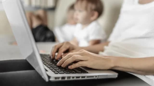 3 ёшга тўлмаган боласи бор оналар учун иш вақти қисқартирилади
