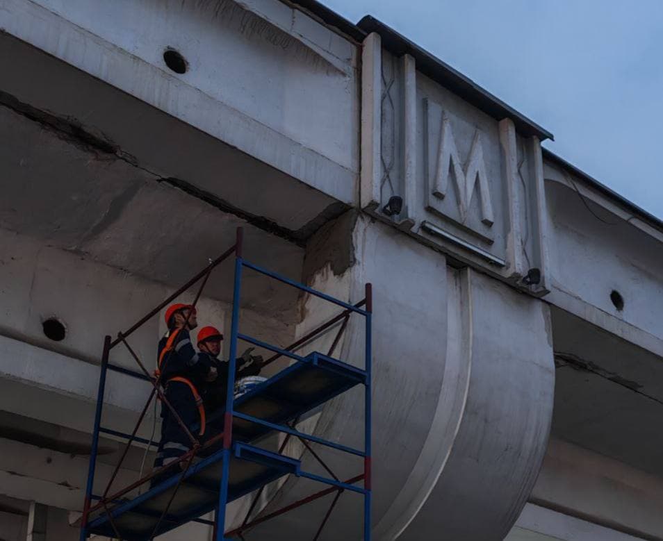 Yerusti metro liniyasi ostidagi avtomobil ustiga fasad suvog‘i bo‘lagi tushib ketdi