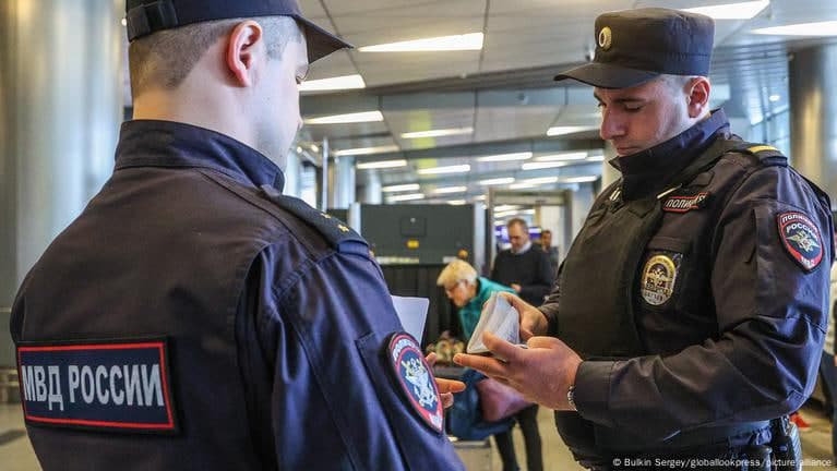 Внуковода АҚШ фуқароси таркибида каннабиноидлар бўлган мармелад туфайли қўлга олинди