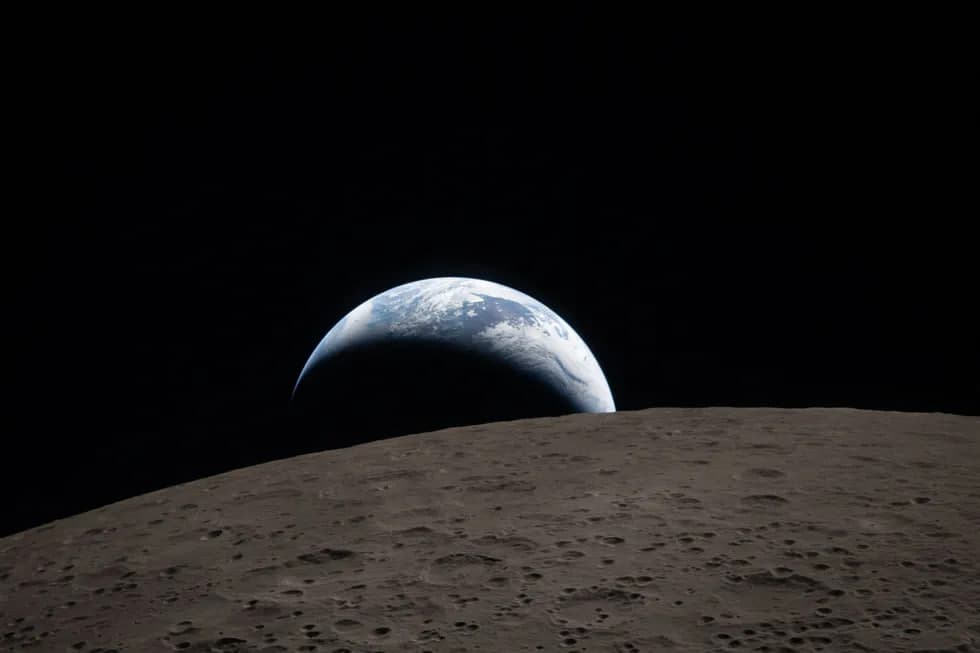Tarixiy missiya: astronavtlar rekord masofaga uchib borishdi, Oyni aylanib o‘tishdi va narigi tomondan surat olishdi