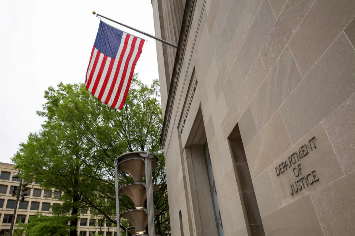 Генпрокурор США уволила около 20 сотрудников, расследовавших дела против Трампа