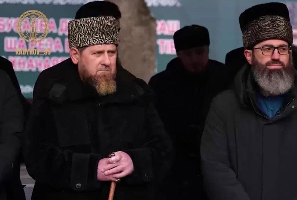 Qodirov omma oldida hassa tutgan holda ko‘rinish berdi