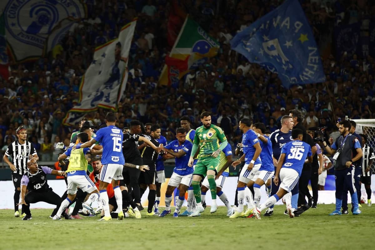 Braziliyadagi futbol uchrashuvida 23 ta qizil kartochka ko‘rsatildi
