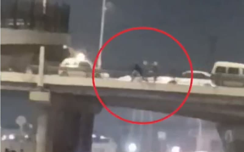 Bektemirda ko‘prikdan sakramoqchi bo‘lgan fuqaro qutqarib qolindi