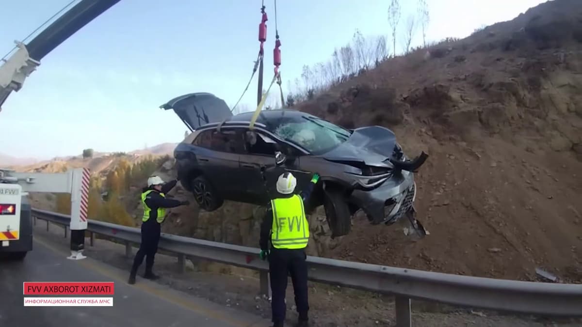 Qamchiqda xandaqqa tushib ketgan mashina va uning haydovchisi chiqarib olindi