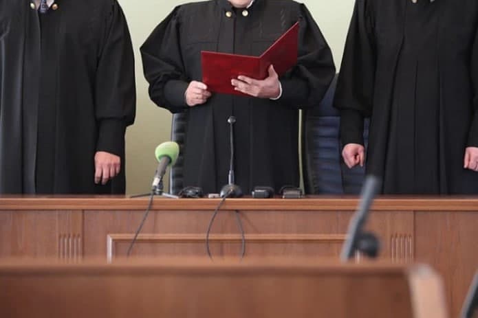 Чустда ёрдамчисини калтаклаган суд раиси жаримага тортилди