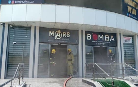 Жиззахдаги савдо мажмуасида ёнғин содир бўлди