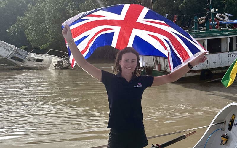Britaniyalik qiz Atlantika okeanini qayiqda suzib o‘tib, uchta jahon rekordini o‘rnatdi