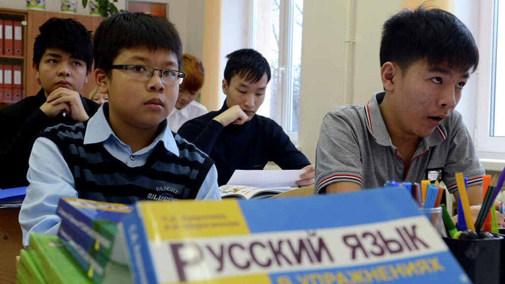 Россияда мигрантларнинг фарзандларини пулли ўқитиш тўғрисидаги қонун лойиҳаси тайёрланди