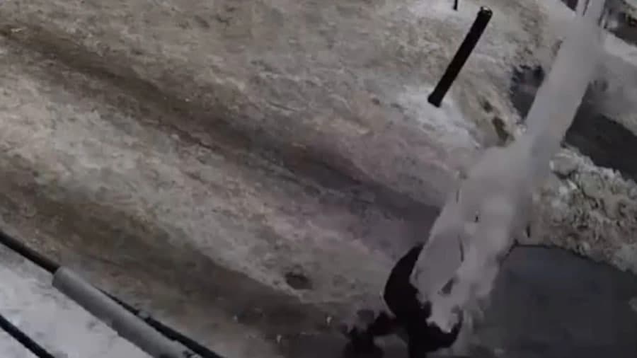 Dog‘istonda bola ko‘targan ayolning boshiga muz qulab tushdi (video)