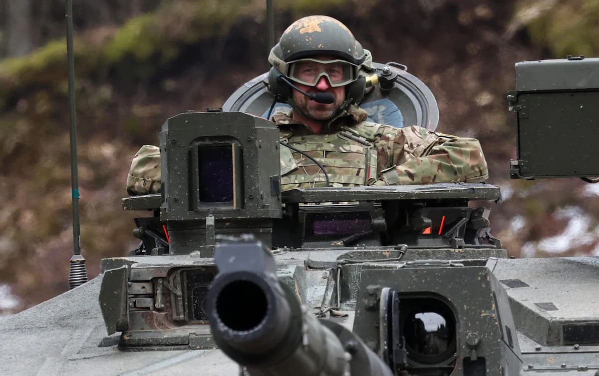 Foto: Britaniya shahzodasi tankda Rossiya chegarasi yaqiniga bordi