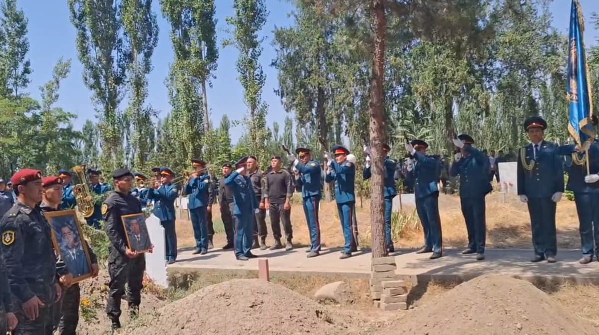 Xo‘jaobodda qotillik qurboni bo‘lgan profilaktika inspektori so‘nggi manzilga davlat madhiyasi sadolari ostida kuzatildi