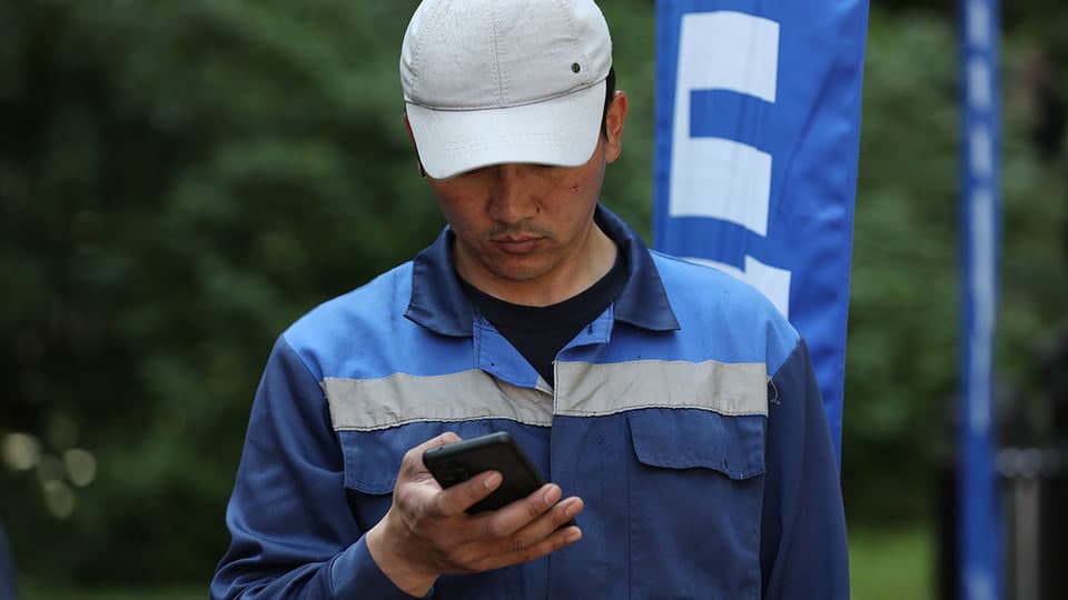 Rossiyada migrantlar harakatini kuzatish uchun telefon sotib olishga majburlanishi mumkin