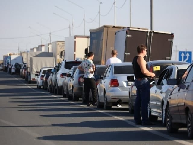 Қозоғистонда қўшни давлатлардан транспорт воситалари кириши чекланди