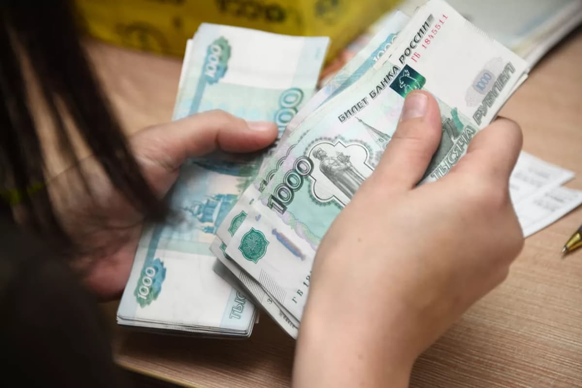 Rossiyada migrantlarning pul o‘tkazmalaridan komissiya undirish taklif etildi