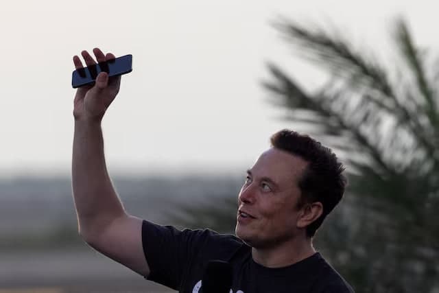 SpaceX investorlarga yupqa smartfon prototipini namoyish etdi