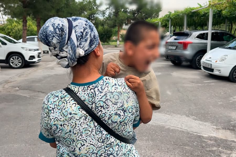 В Фергане родители детей с инвалидностью остались без дневного ухода после закрытия спецгруппы в «Доме милосердия»