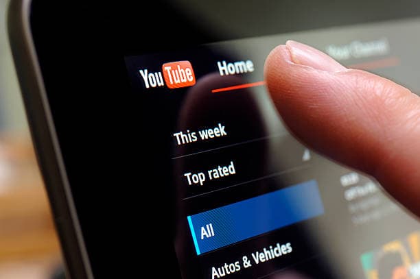 Feyk xabarlarga chek qo‘yish: YouTube jiddiy yangilanishni tayyorlamoqda