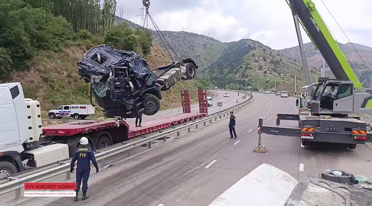 На перевале Камчик перевернулся грузовой автомобиль