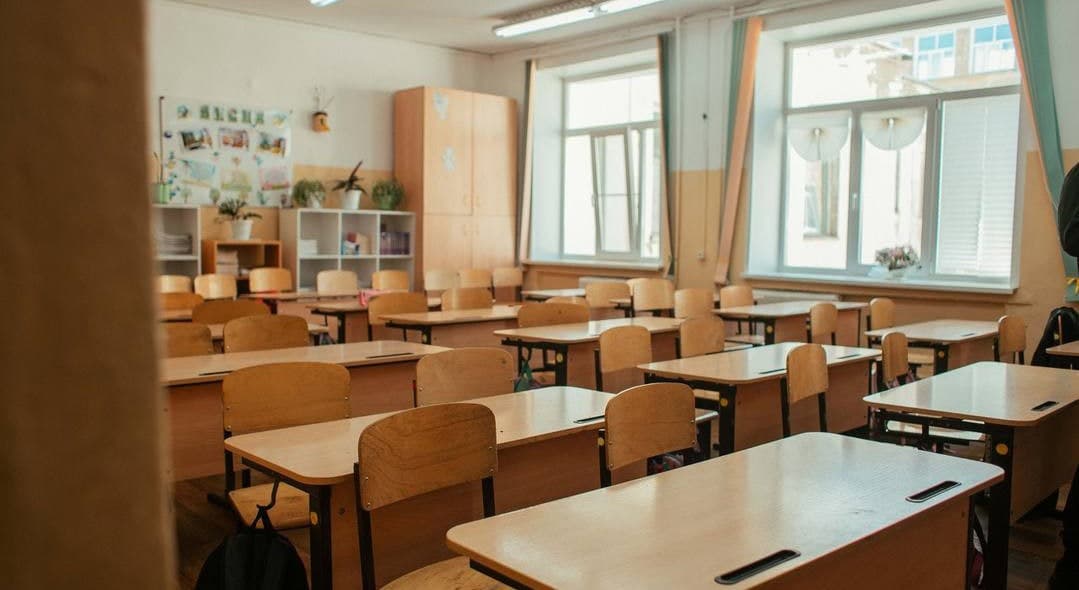 Госуслуга по переводу учеников из одной школы в другую приостанавливается