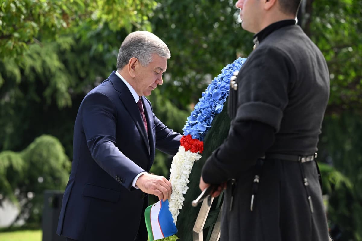 Shavkat Mirziyoyev Gruziya qahramonlari yodgorligiga gulchambar qo‘ydi