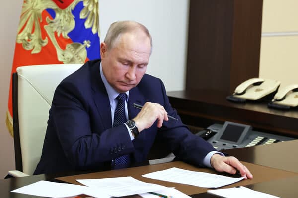 Putin rossiyaliklar himoyasi uchun xorijda armiyadan foydalanishga ruxsat beruvchi qonunni imzoladi
